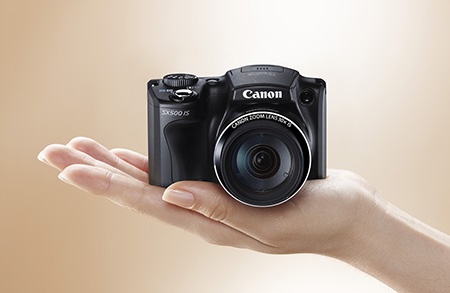 Canon PowerShot SX500 IS na dlani