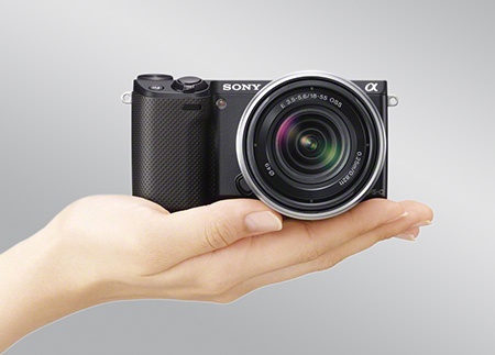 Sony Alfa NEX-5R na dlani