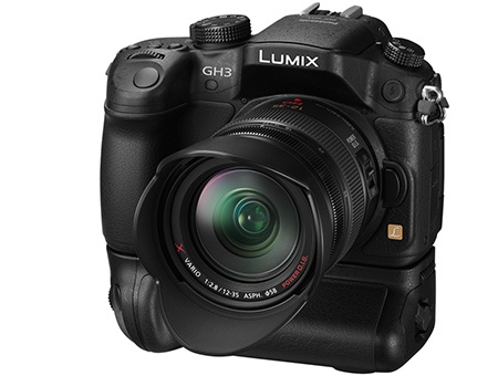 Panasonic Lumix GH3 - s bateriovým gripem a sluneční clonou objektivu