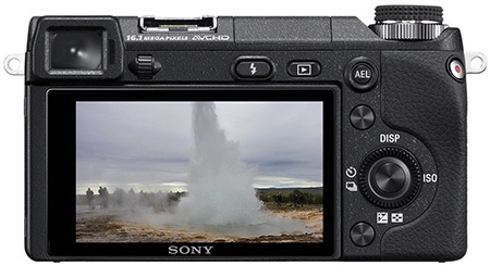 Sony Alfa NEX-6 - zadní strana s okulárem hledáčku a displejem