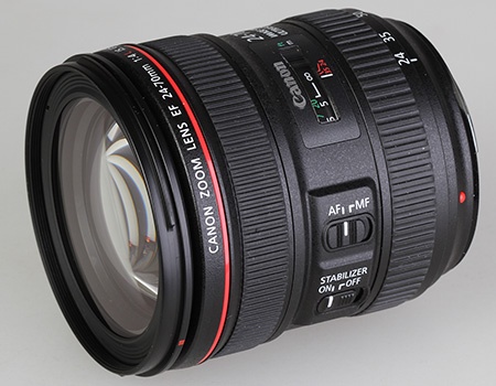 Canon EF 24–70 mm 1:4L IS USM - klasický celkový pohled z lehkého nadhledu