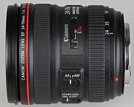 Canon EF 24–70 mm 1:4L IS USM - celek z pohledu, kdy je dobře vidět okénko se vzdáleností a přepínače AF/MF a IS ON/OFF