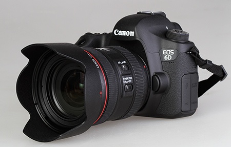 Canon EF 4/24–70L IS USM na EOS 6D a se sluneční clonou